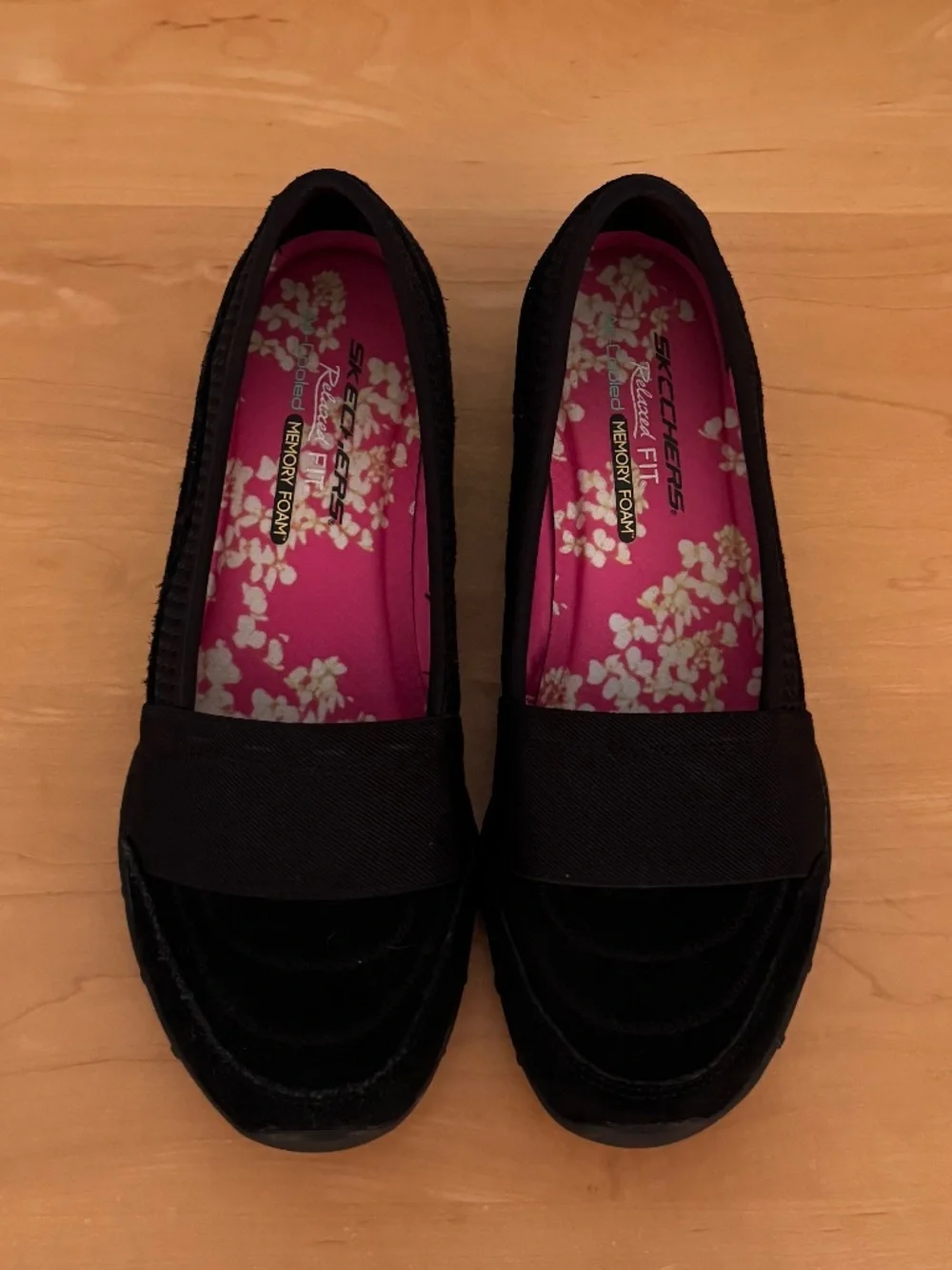 Skechers Womans Black Suede relaxed Fit Loafer Sz 9